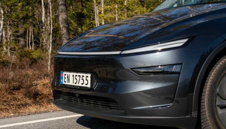 Fronten på bilen er blitt lavere og mer aerodynamisk, lyktene er gjort smalere og en stadig mer utbredt lyslinje er plassert mellom dem.