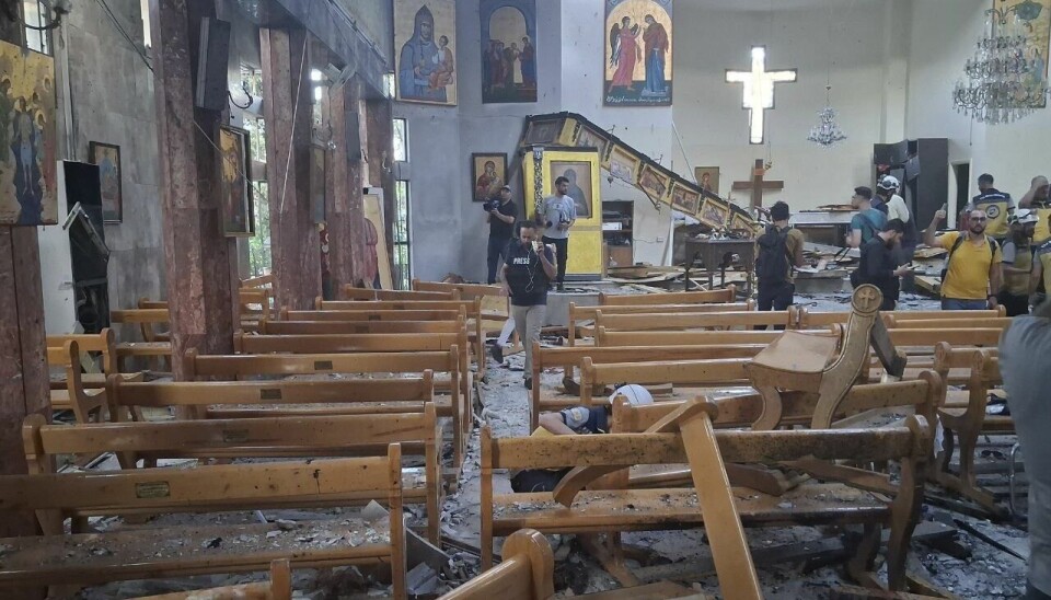 Redningsmannskaper jobbet etter angrepet i en gresk-ortodoks kirke i utkanten av Syrias hovedstad Damaskus i helgen. Minst 25 personer ble drept i angrepet.