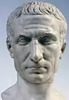 Byste av den romerske hærføreren og statslederen Gaius Julius Caesar (100 f.Kr.-44 f.Kr.) i Vatikanmuseet. Foto via Wikimedia.