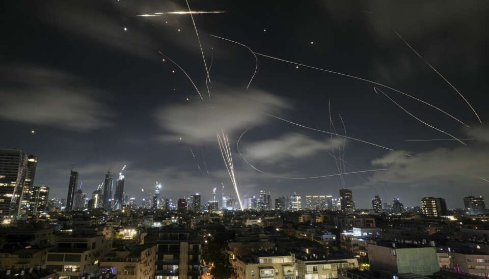 Israels luftvern forsøker å avverge iranske raketter fra å treffe Tel Aviv onsdag.