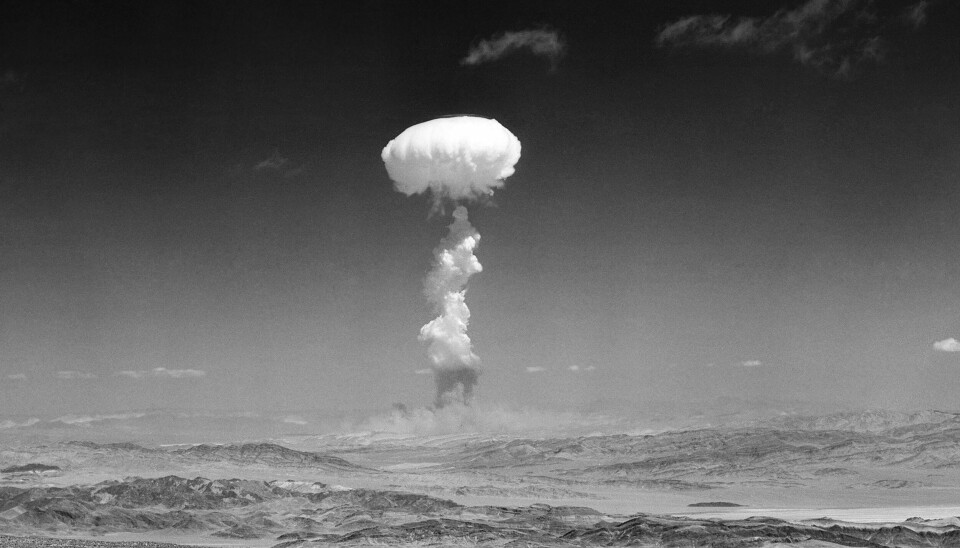 24 prosent av de spurte mener det er stor fare for atomkrig i deres levetid. På dette arkivbildet fra 22. april 1952 stiger en gigantisk røyksøyle med den kjente soppformen over Yucca Flat i Nevada under en atomprøvesprengning.