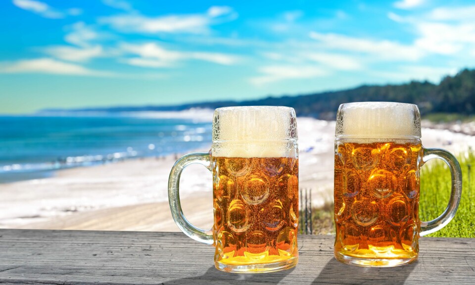Det frister kanskje å ta seg en øl på stranden i Spania, men da kan du i verste fall forvente deg en saftig bot.