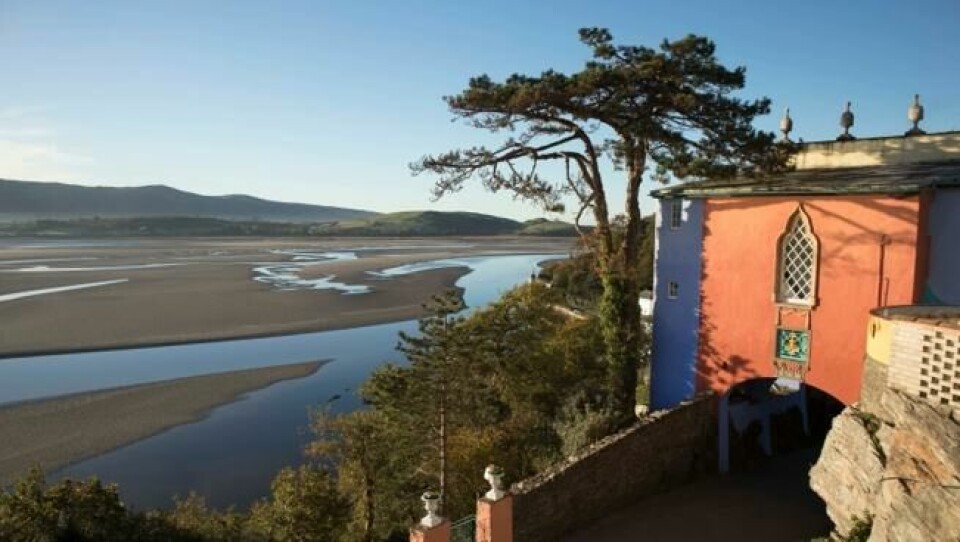 Flo og fjære har en stor innvirkning på elven som renner forbi Portmeirion. Utsikten er vakker i det gylne morgenlyset, vann eller ikke vann. Flo og fjære har en stor innvirkning på elven som renner forbi Portmeirion. Utsikten er vakker i det gylne morgenlyset, vann eller ikke vann. Foto: Elisabeth Bergskaug/ABC Nyheter