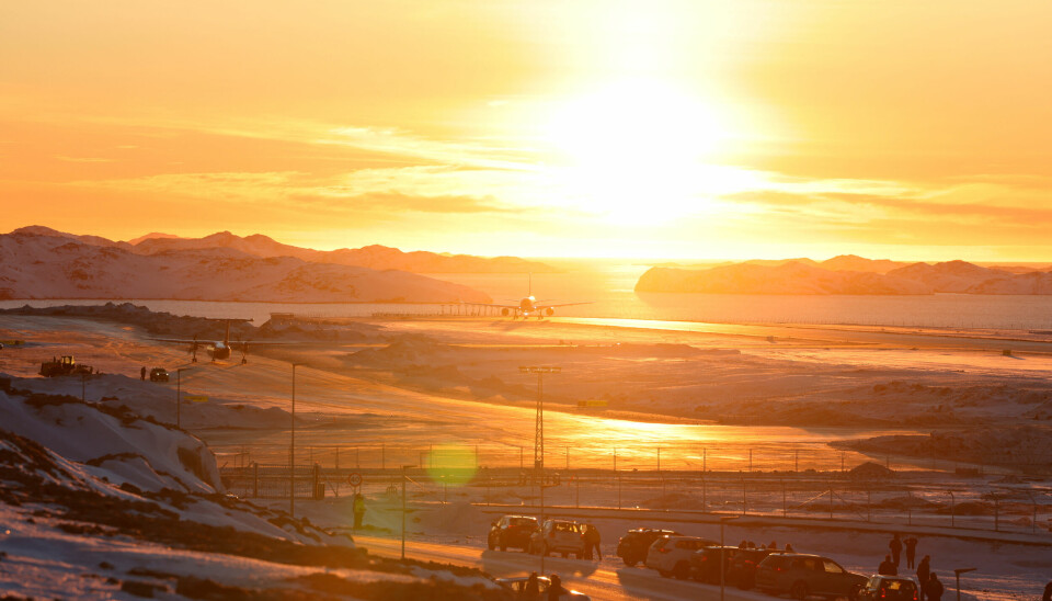 Donald Trump Jr. drar fra Nuuk flyplass på Grønland i solnedgang 7. januar 2025.
