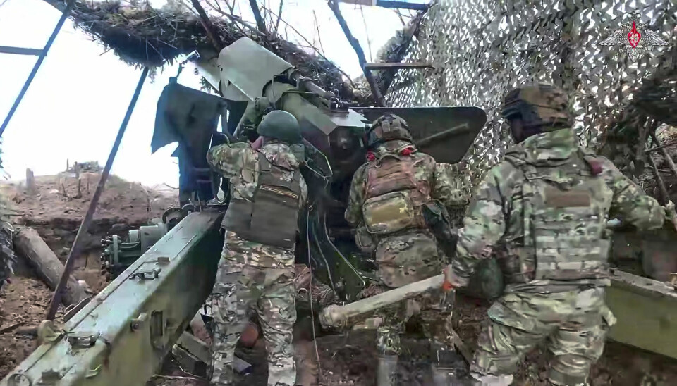 På dette bildet, hentet fra en video distribuert av det russiske forsvarsdepartementets pressetjeneste torsdag 15. mai 2025, forbereder russiske hærsoldater artilleriangrep. (Foto: Det russiske forsvarsdepartementets pressetjeneste via AP)