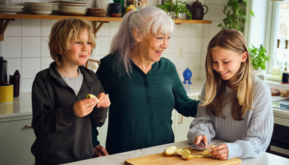 Lukter bestemor litt annerledes? Og bestefar snakker høyt!