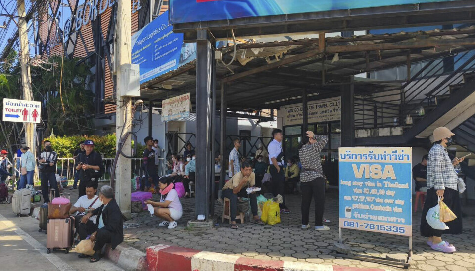 Folk satt tirsdag og ventet ved en grenseovergang mellom Thailand og Kambodsja. Thailand har stengt grenseoverganger til nabolandet i seks provinser som følge av en strid mellom de to landene. Bildet er publisert av den thailandske hæren.