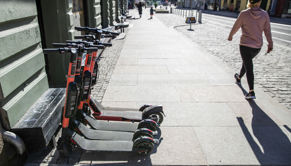 Byråd for miljø og samferdsel i Oslo, Marit Vea (V), vil stanse regelbrudd, uvettig kjøring og skader med elsparkesykler. Det kan bety lavere fart, soner med forbud mot kjøring og parkering med elsparkesykler. – Det er urovekkende at skadetallene har økt, sier Vea. Bildet er fra Grünerløkka i Oslo.