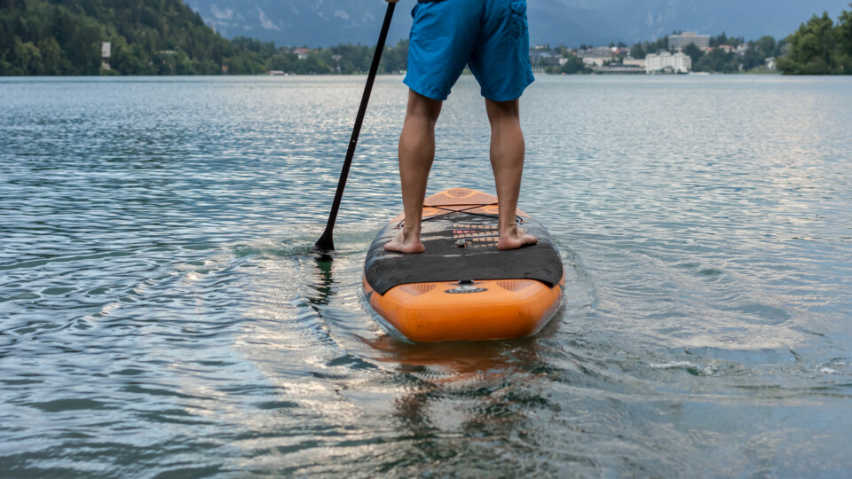 SUP-brett, eller paddle board, er en morsom og populær vannaktivitet for både store og små. Vi har skrevet en guide som forteller hvilke SUP-brett som finnes og avslører i tillegg hvilke brett som er kåret til best i test!