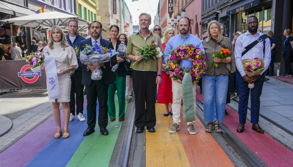 Ordfører i Oslo Anne Lindboe (til venstre), stortingspresident Masud Gharahkhani (nr. tre fra venstre) og Espen Aleksander Evjenth (i midten) under en minnemarkering på treårsdagen for terrorangrepet 25. juni i Rosenkrantz' gate i Oslo.