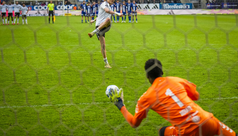 Mamour Ndiaye redder straffesparket fra Ole Sæter i NM-kvartfinalen mellom Rosenborg og Sarpsborg 08.