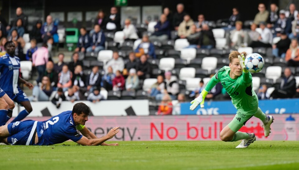 Sondre Ørjasæters innlegg går i mål bak Rosenborg-keeper Sander Tangvik til ledelse for Sarpsborg. S08-kaptein Menno Koch (på bakken) forstyrret keeper med sitt forsøk på å nå ballen.