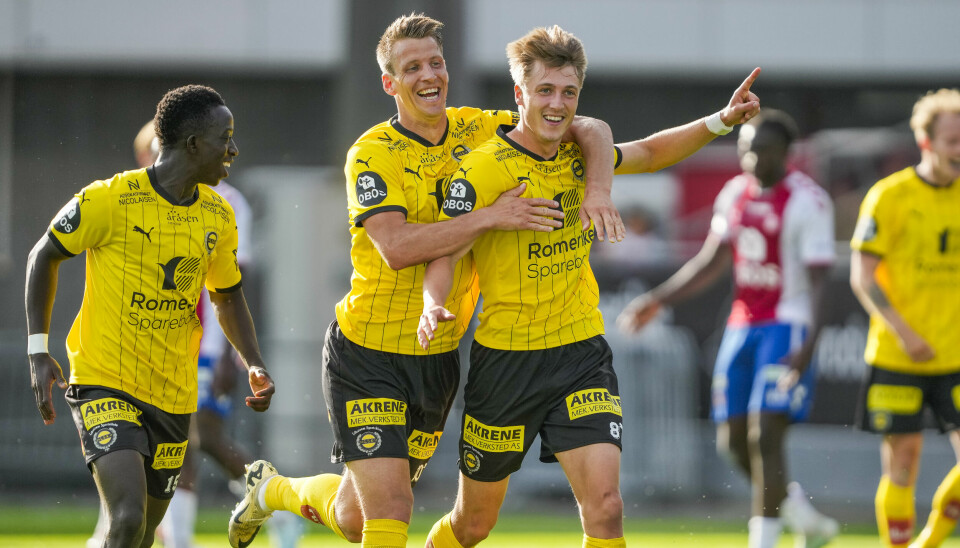 Markus Karlsbakk gratuleres av Thomas Lehne Olsen og Salieu Drammeh med 1-0-målet i kvartfinalen mot KFUM Oslo i cupen.