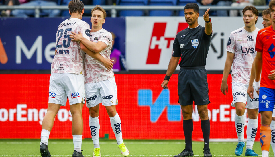 Peter Christiansen gratuleres med Vikings vinnermål i cupkampen mot Aalesund.