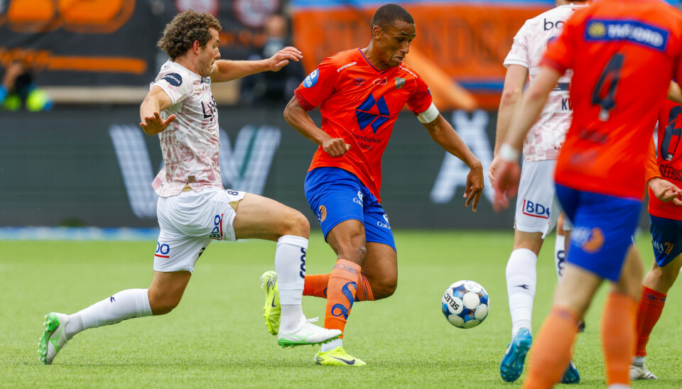 Aalesunds Paul Ngongo utfordres av Viking-spiller Joe Bell i NM-kvartfinalen onsdag.
