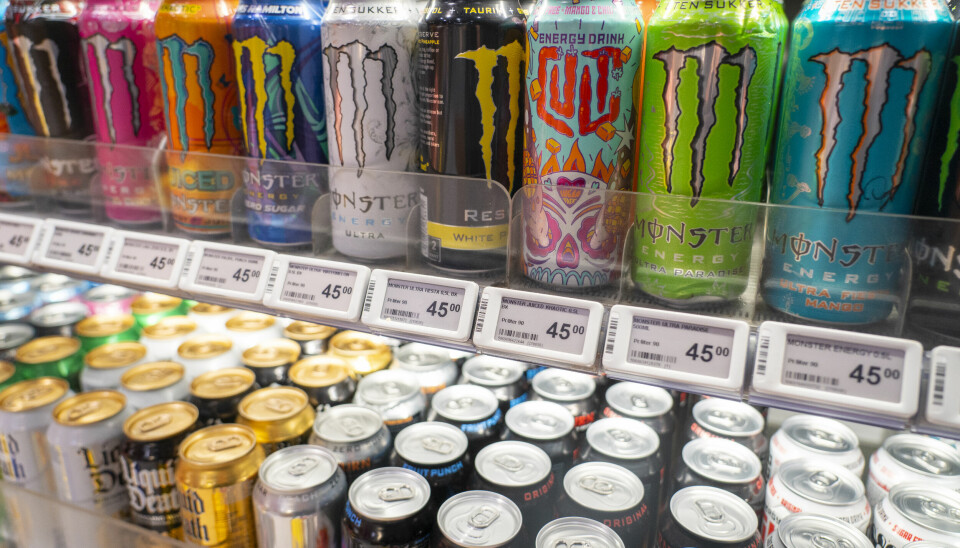 Stortinget har vedtatt en aldersgrense på 16 år for kjøp av energidrikker. Flere, deriblant Legeforeningen, vil ha 18-årsgrense.