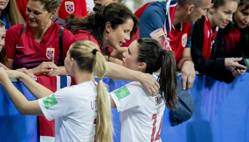 Moren Gudrun Syrstad var tett på da Ingrid Syrstad Engen og Norge spilte VM i Frankrike i 2019. I sommer står EM i Sveits for tur.