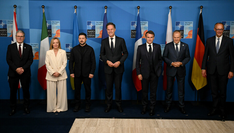 Storbritannias statsminister Keir Starmer, Italias statsminister Giorgia Meloni, Ukrainas president Volodymyr Zelenskyj, NATOs generalsekretær Mark Rutte, Frankrikes president Emmanuel Macron, Polens statsminister Donald Tusk og Tysklands forbundskansler Friedrich Merz poserer under møtet mellom Natos generalsekretær og Ukrainas president sammen med lederne av E5-gruppen i forbindelse med Nato-toppmøtet i Haag, Nederland, onsdag 25. juni 2025. (Ben Stansall/Pool Photo via AP)