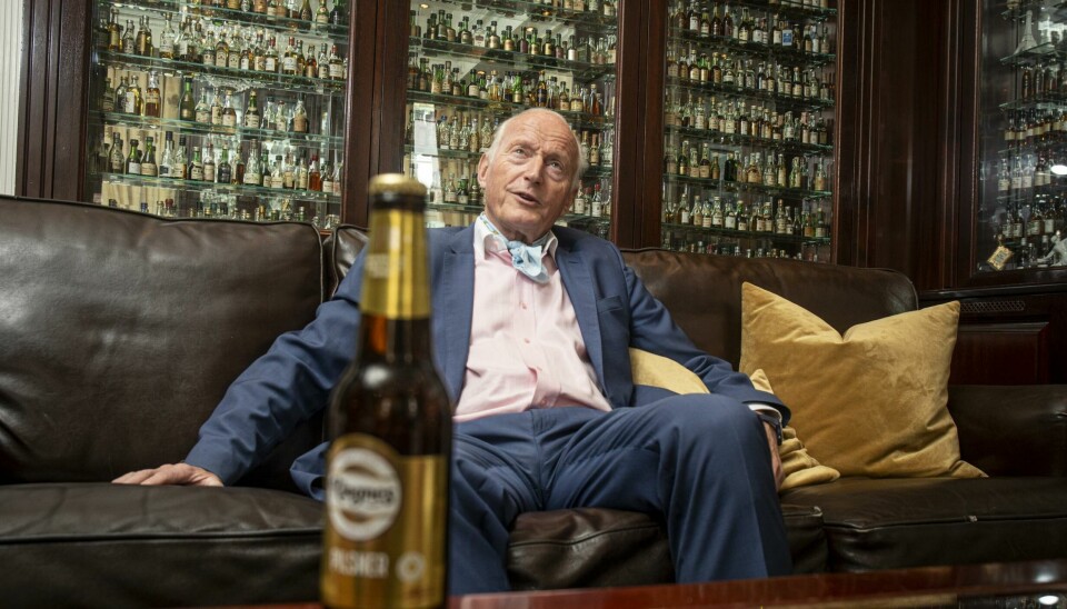 Christian Ringnes fotografert i en av stuene på Småflaskemuseet sitt.