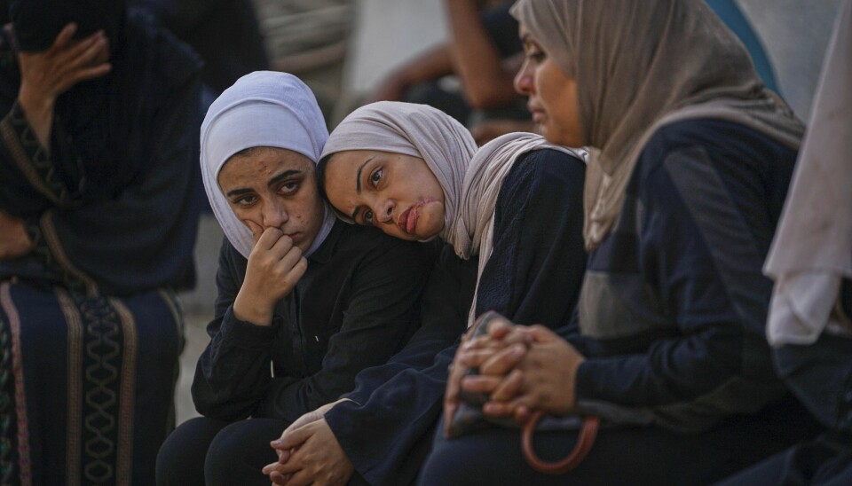 Slektninger av palestinere som torsdag ble drept på Gazastripen venter på begravelsen på Shifa-sykehuset i Gaza by.