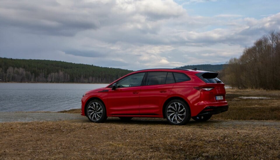 Skoda Enyaq ser tøff ut i brannbilrød lakk. Den takler enkelt litt kjøring utenfor asfalten, som her nede ved innsjøen.