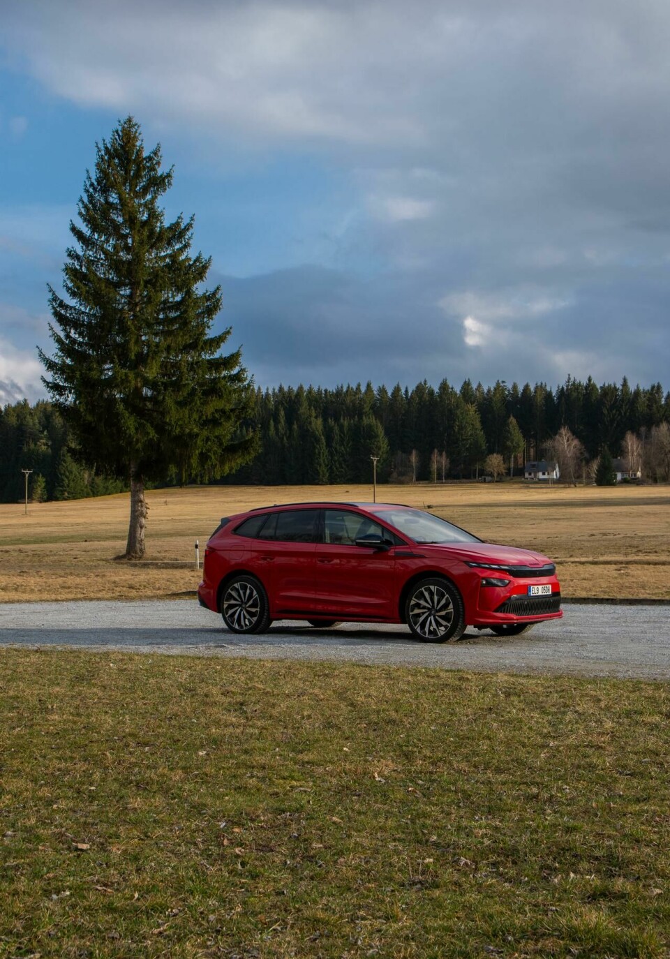 Skoda Enyaq i oppdatert 2025-utgave kan få deg til å lure på hva som egentlig er forskjellen på den, og modellene fra Volkswagen og Audi.