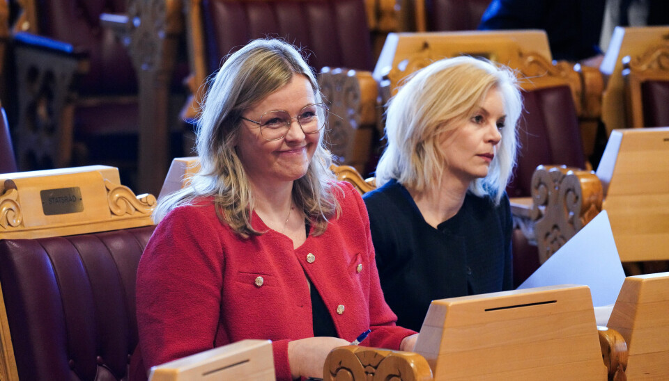 Kommunal- og distriktsminister Kjersti Stenseng (Ap) (til venstre). Her avbildet i stortingssalen.