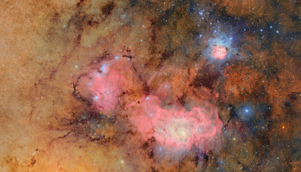Dette bildet, levert av NSF-DOE Vera C. Rubin-observatoriet, viser 678 separate bilder tatt av observatoriet i løpet av litt over sju timers observasjonstid. Å kombinere mange bilder på denne måten avdekker tydelig ellers svake eller usynlige detaljer, som gass- og støvskyene som utgjør Trifid-tåken (øverst til høyre) og Lagune-tåken – begge flere tusen lysår fra Jorden.