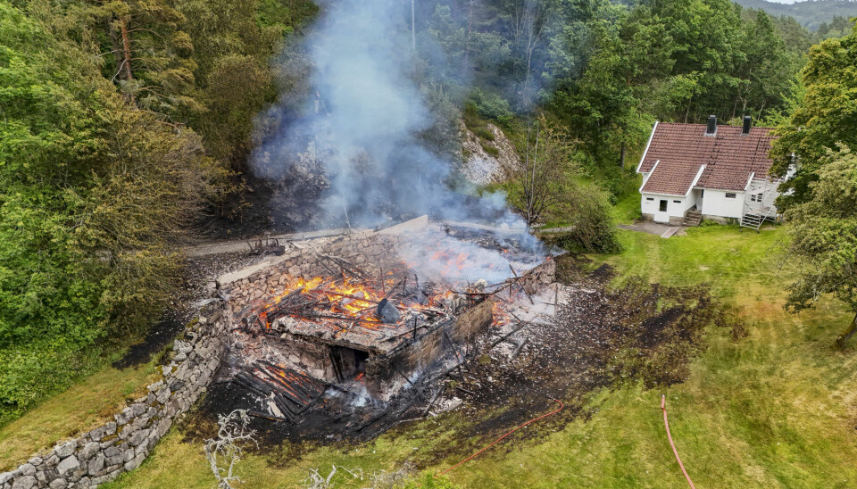 Låven brant helt ned, men brannmannskapene fikk hindret at brannen spredte seg til huset ved siden av.