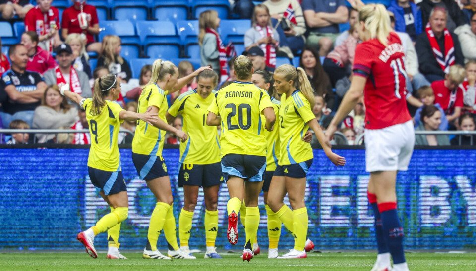 Svensk scoringsjubel på Ullevaal i EM-generalprøven. I forgrunnen Ada Hegerberg.