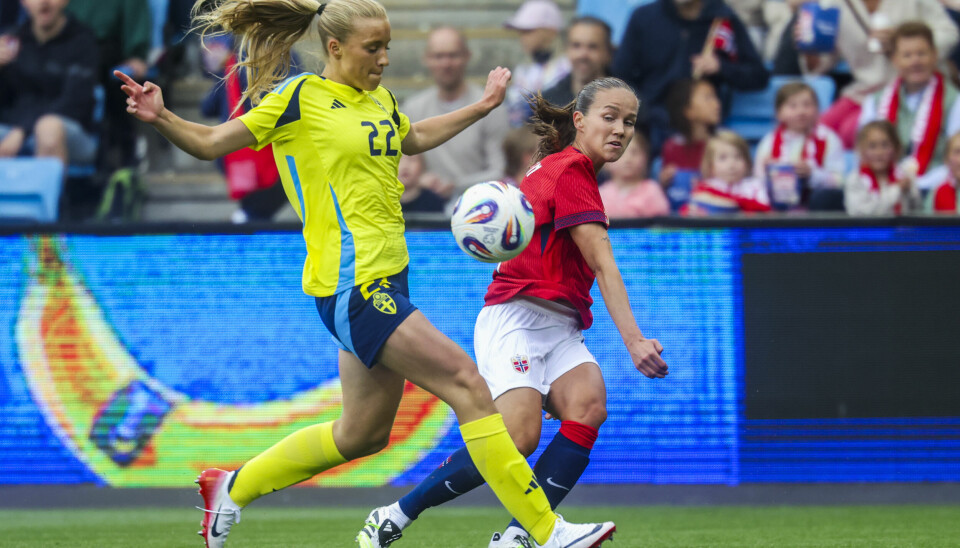 Guro Reiten legger inn i duell med svenske Smilla Holmberg i torsdagens landskamp på Ullevaal.
