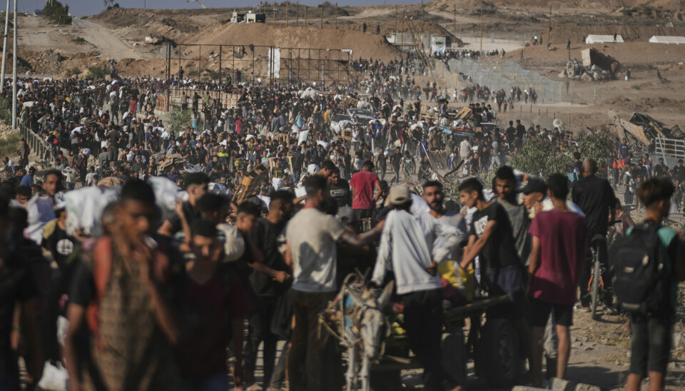 Hundrevis av mennesker er skutt og drept av israelske soldater i forsøk på å ta seg fram til de fire sentrene for matutdeling som Israel og USA har åpnet på Gazastripen de siste ukene, som her i Khan Younis. Israelske soldater bekrefter at de har fått ordre om å skyte mot ubevæpnede sivile i matkø.