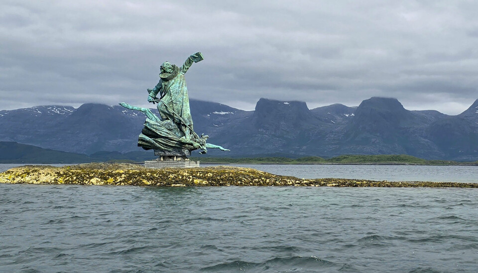 En ti meter høy statue av dikteren Petter Dass ble fredag avduket på et skjær i havgapet på Helgelandskysten. Det er kunstner Frode Lillesund som står bak verket.
