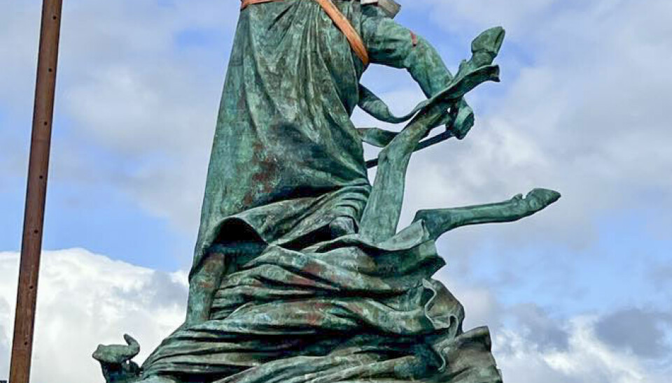 En ti meter høy statue av dikteren Petter Dass ble fredag avduket på et skjær i havgapet på Helgelandskysten. Det er kunstner Frode Lillesund som står bak verket.