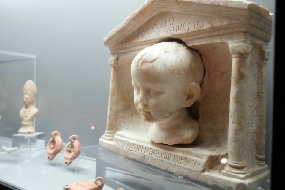 Marmorgravstøtten til Tiberius Natronius Venustus, som levde 4 år, 4 måneder og 10 dager, vises inne i en gammel nekropolis langs via Triumphalis, et arkeologisk område som inneholder en romersk gravplass under Vatikanet. Marmorgravstøtten til Tiberius Natronius Venustus, som levde 4 år, 4 måneder og 10 dager, vises inne i en gammel nekropolis langs via Triumphalis, et arkeologisk område som inneholder en romersk gravplass under Vatikanet. Foto: Gregorio Borgia / AP / AP