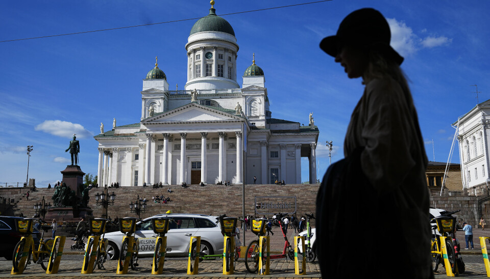 Finnene drikker mindre enn før, men det er for tidlig å si hvordan fjorårets reform som åpnet for salg av drikke med 8 prosent alkoholinnhold i matvarebutikker slår ut, ifølge THL. Bildet viser en kvinne som går forbi katedralen i Helsingfors.