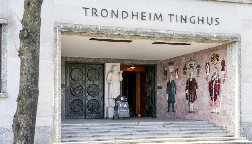 Den eldste tiltalte dømmes til tre år og tre måneders fengsel, den yngste til to år.