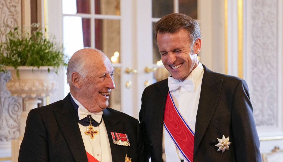 Kong Harald heier på de norske fotballkvinnene under EM. Her sammen med Frankrikes president Emmanuel Macron.