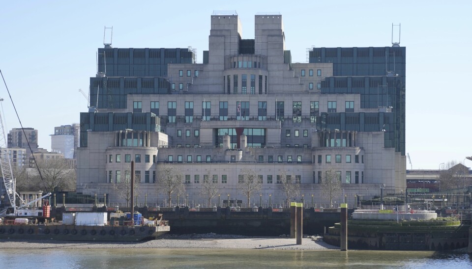 Den britiske etterretningsorganisasjonen MI6 har sitt hovedkvarter i dette bygget ved bredden av elva Themsen i London. For første gang på 116 år har de nå fått kvinnelig toppsjef.