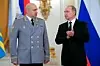 Det er ikke kjent hvor general Sergej Surovikin (til venstre) befinner seg nå. Dersom det stemmer at han var medlem i Wagner-gruppen, slik CNN hevder, bidrar det neppe til at han får president Vladimir Putins gunst. Foto: Aleksej Druzjinin / AP / NTB Foto: NTB