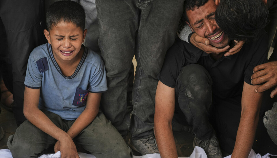 Palestinere sørger over drepte familiemedlemmer i Gaza by etter nok en natt med israelske angrep på Gazastripen.