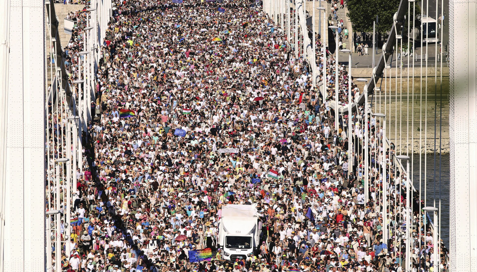 Folkemengden i pride-paraden i Budapest krysser Elisabeth-broen sentralt i den ungarske hovedstaden.