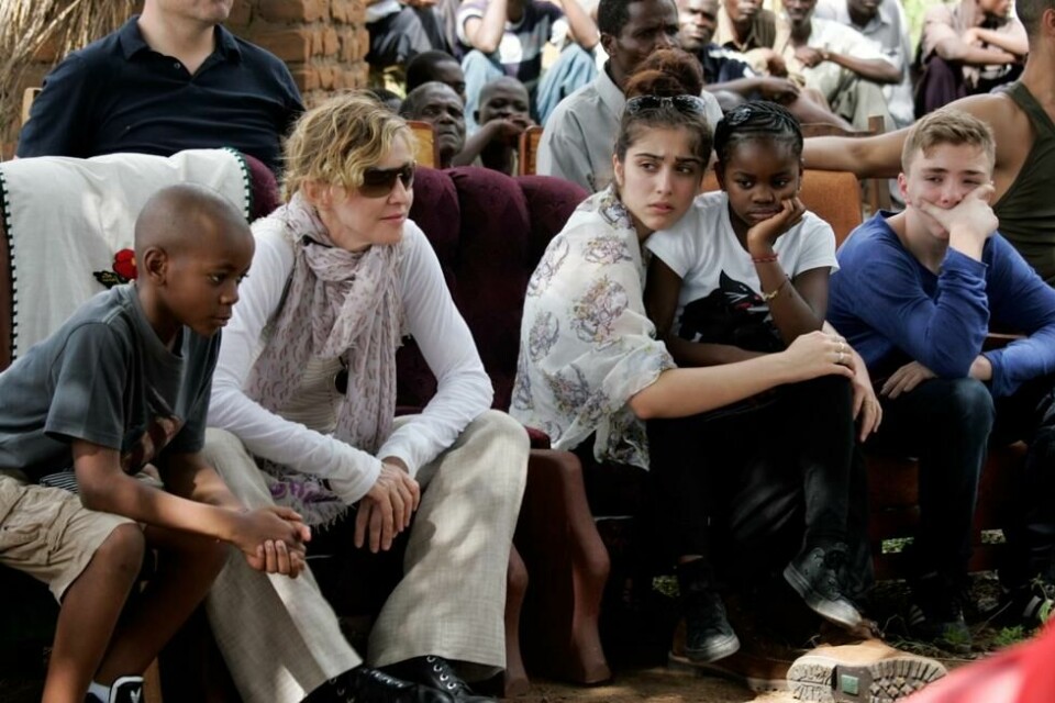 Pop-sensasjonen avbildet med flere av sine barn i 2013. Fra venstre, David Banda, Lourdes Leon, Chifunco «Mercy» James og Rocco Ritchie. Pop-sensasjonen avbildet med flere av sine barn i 2013. Fra venstre, David Banda, Lourdes Leon, Chifunco «Mercy» James og Rocco Ritchie. Foto: Amos Gumulira / AFP / NTB