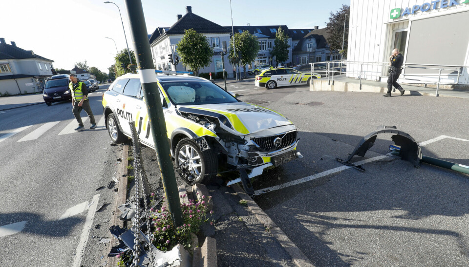 En politibil kolliderte med en annen bil og en stolpe under utrykning i Tønsberg lørdag kveld.
