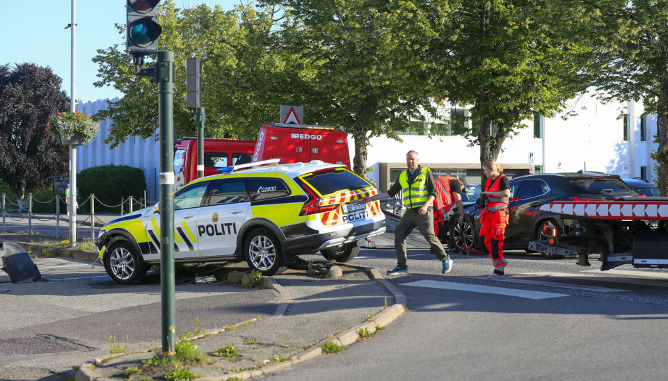 Tre personer var involvert i ulykken, og ble sendt til sykehus for undersøkelser. Spesialenheten er orientert om hendelsen.