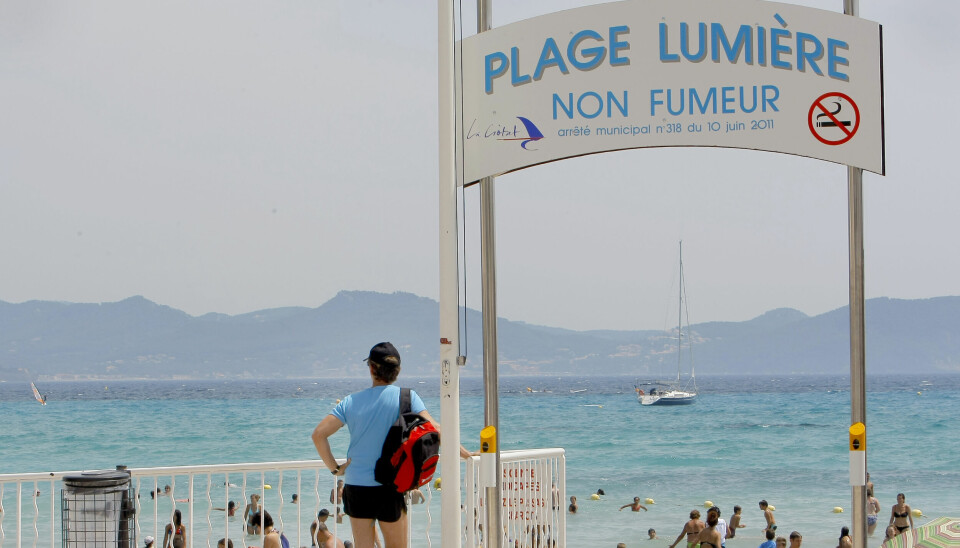 Her på La Ciotat-stranden nær Marseille i Sør-Frankrike har det vært forbudt å røyke i 15 år. Nå blir det forbudt på alle strender.