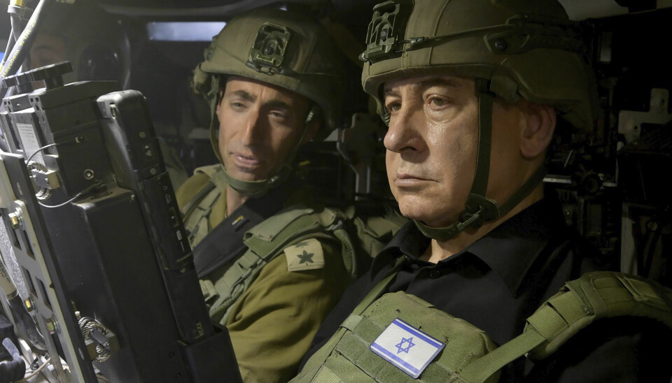 Statsminister Benjamin Netanyahu bekrefter at Israel har væpnet en palestinsk militsgruppe sør på Gazastripen.
