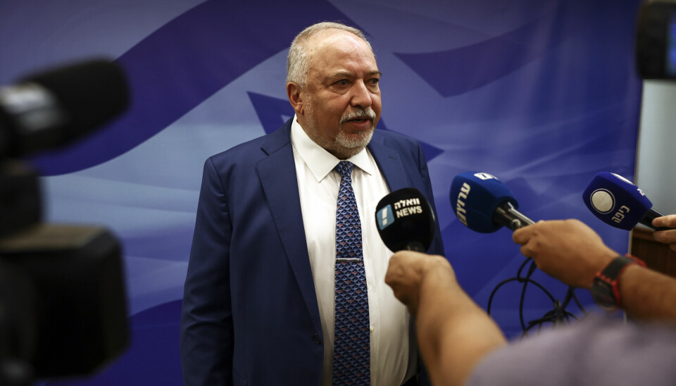 Israels tidligere forsvars- og utenriksminister Avigdor Lieberman er sterkt kritisk til at Israel har væpnet og støtter en palestinsk milits sør på Gazastripen.
