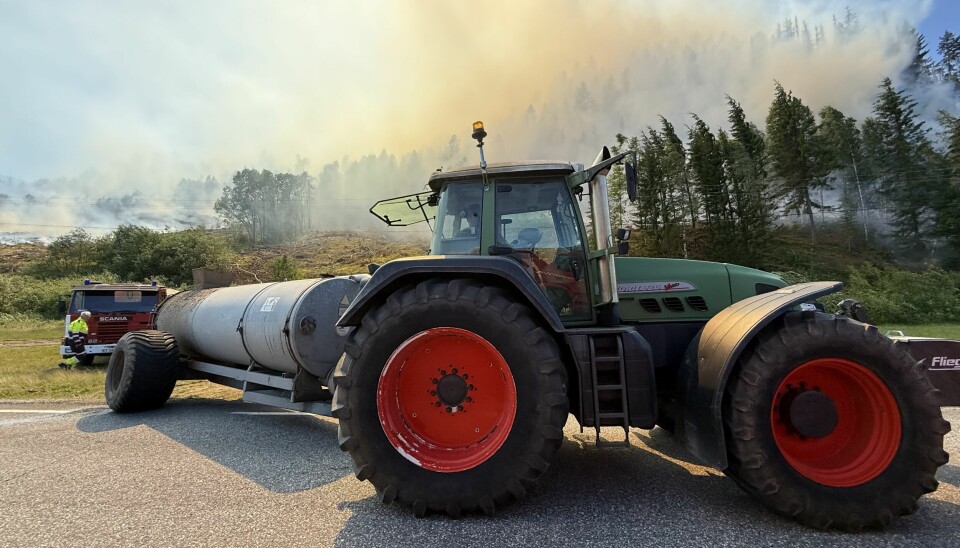 Privatpersoner stiller med traktor og tanker til vann for å hjelpe til i slukningsarbeidet.
