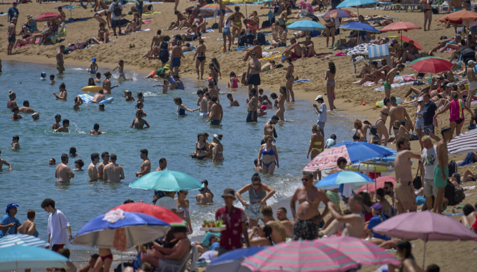 Strendene i Barcelona var lørdag fulle av folk som kjølte seg ned i den pågående hetebølgen.